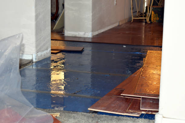 Professional Emergency Water Damage Restoration technician working in Marlow, OK
